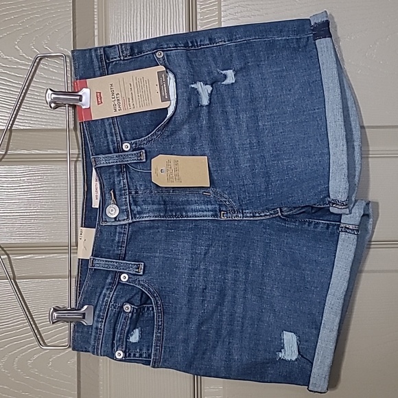 Levi's Pants - NWT Levi's mid length & rise shorts Slim through the hip size 4